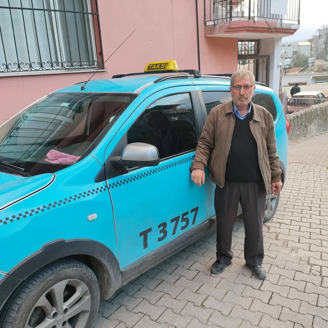 Hatay'da sulama kanalına devrilen taksinin sürücüsü hayatını kaybetti.