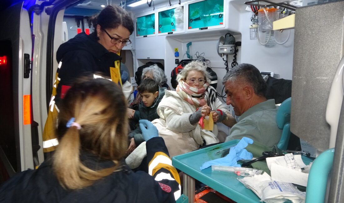 Çanakkale'nin Gelibolu ilçesinde, Yunanistan'dan İzmir'e seyahat eden bir tur otobüsü,