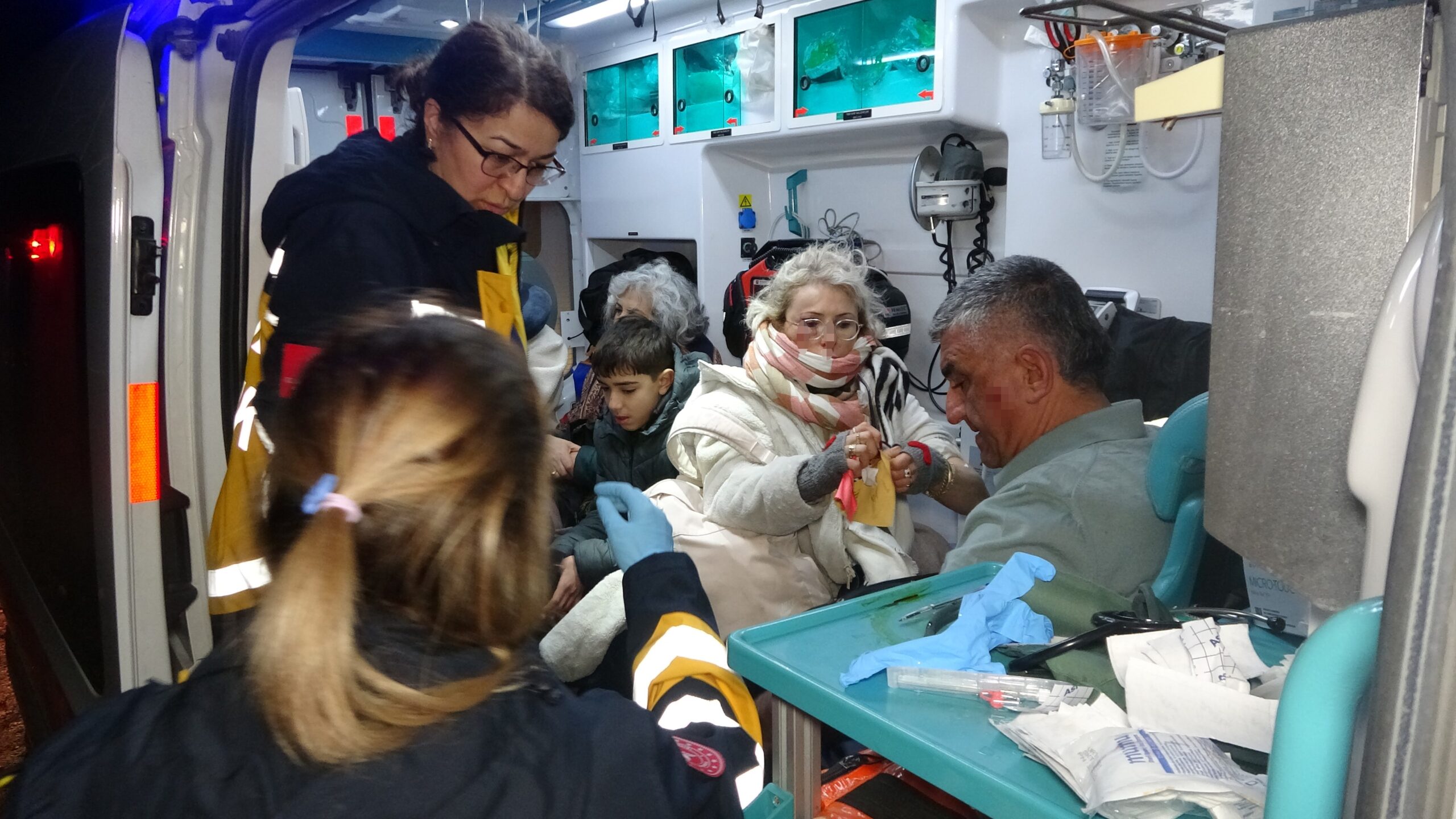 Çanakkale'nin Gelibolu ilçesinde, Yunanistan'dan İzmir'e seyahat eden bir tur otobüsü,