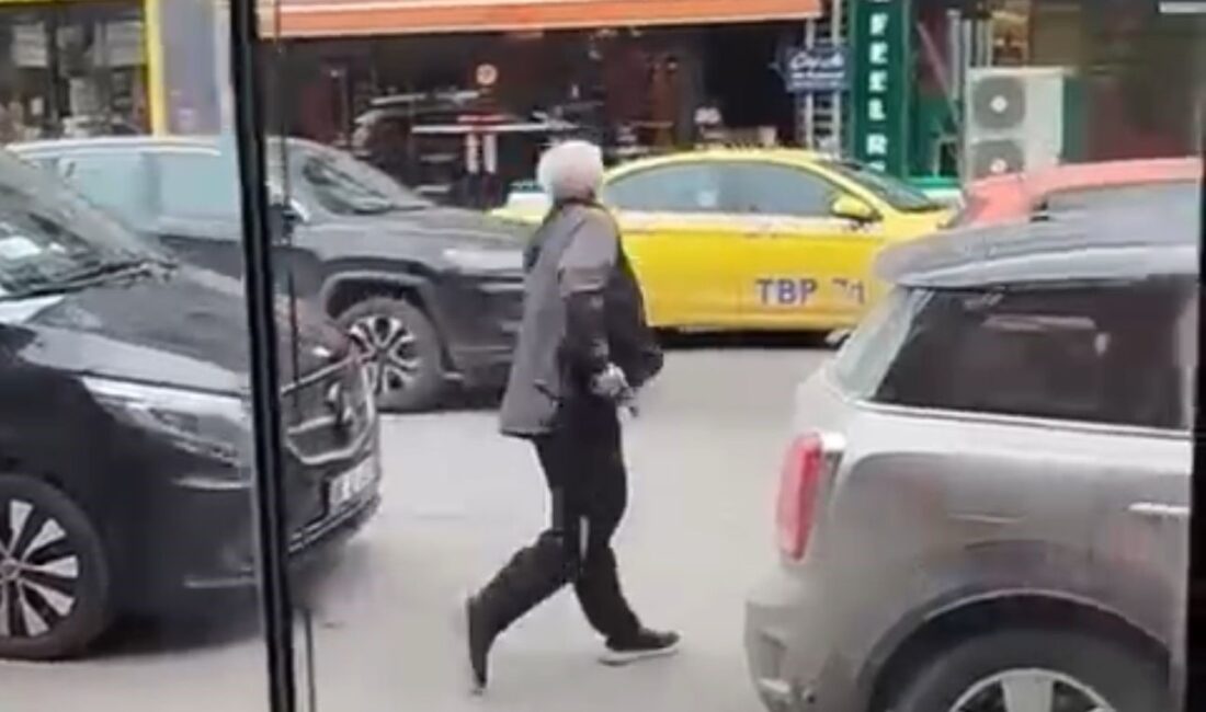Kadıköy elinde silahla bir mekana giren şahıs paniğe neden oldu.