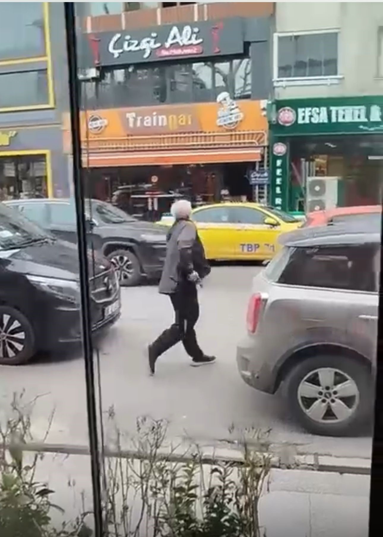 Kadıköy elinde silahla bir mekana giren şahıs paniğe neden oldu.