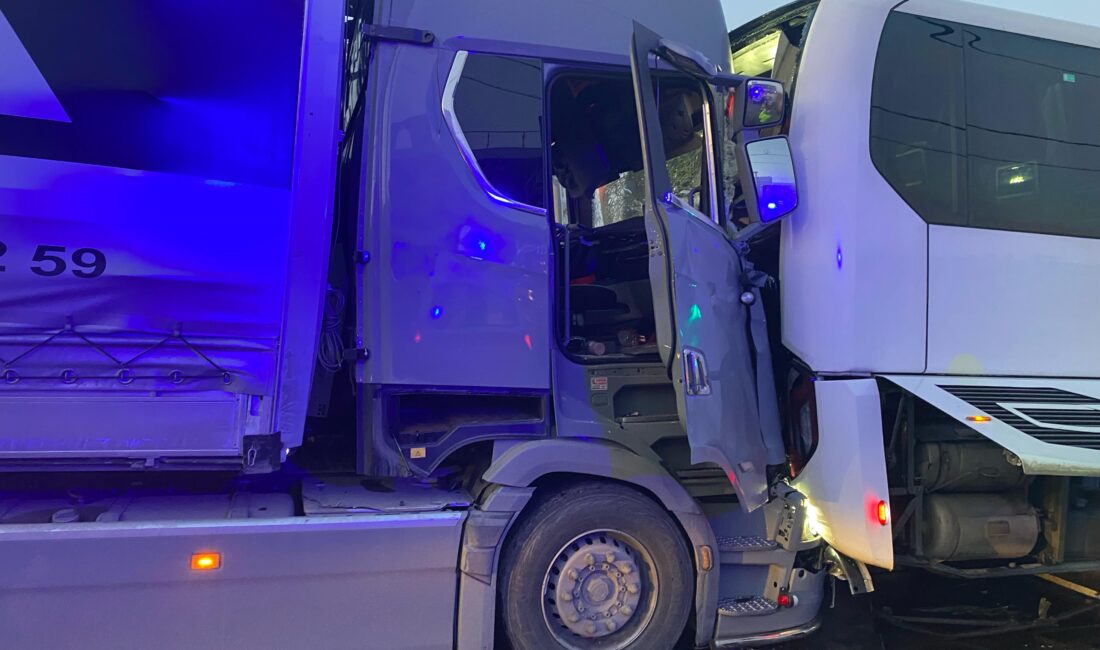 Manisa'nın Turgutlu ilçesinde tır, yolcu otobüsü, tanker ve otomobilin karıştığı