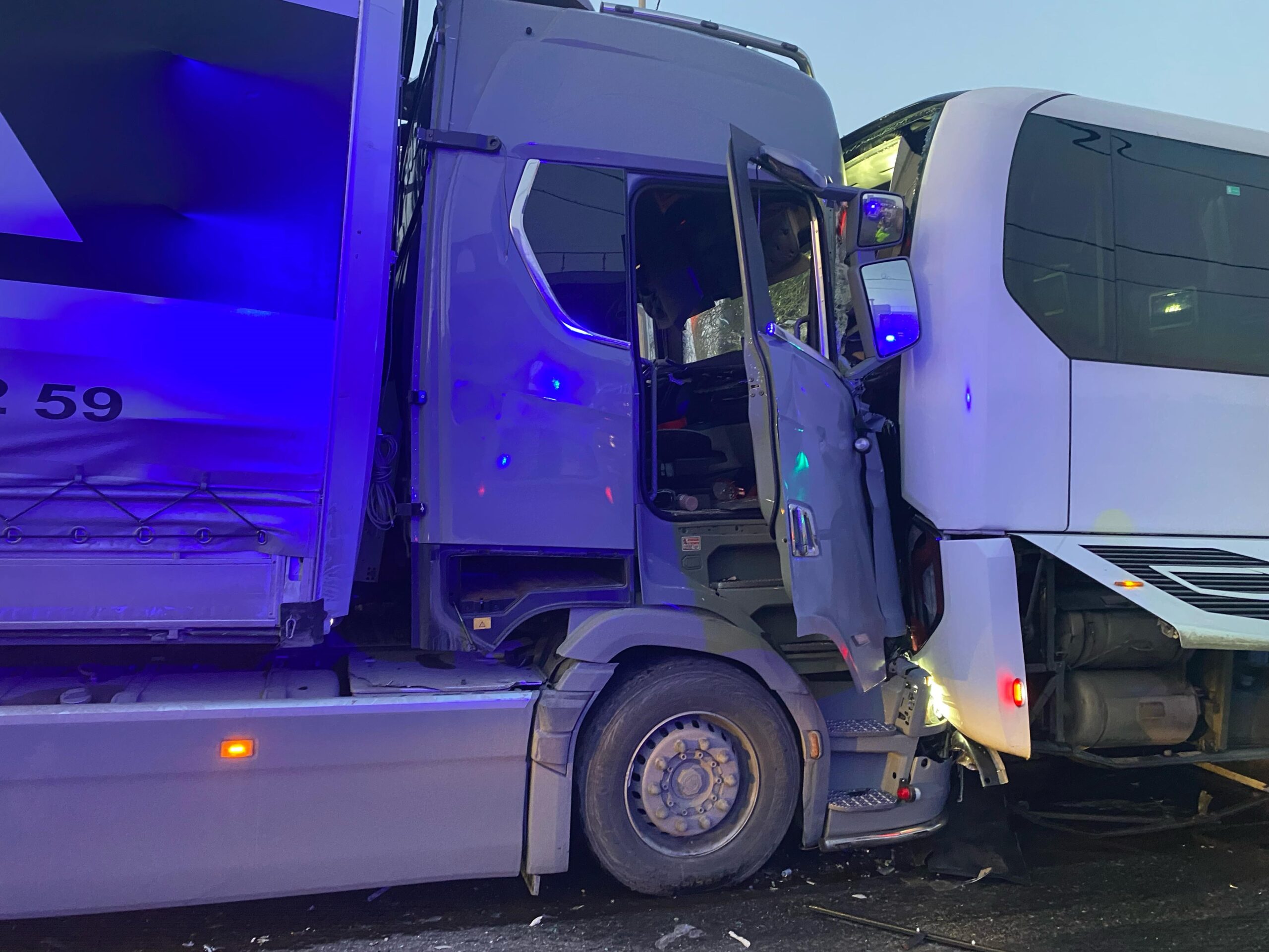 Manisa'nın Turgutlu ilçesinde tır, yolcu otobüsü, tanker ve otomobilin karıştığı
