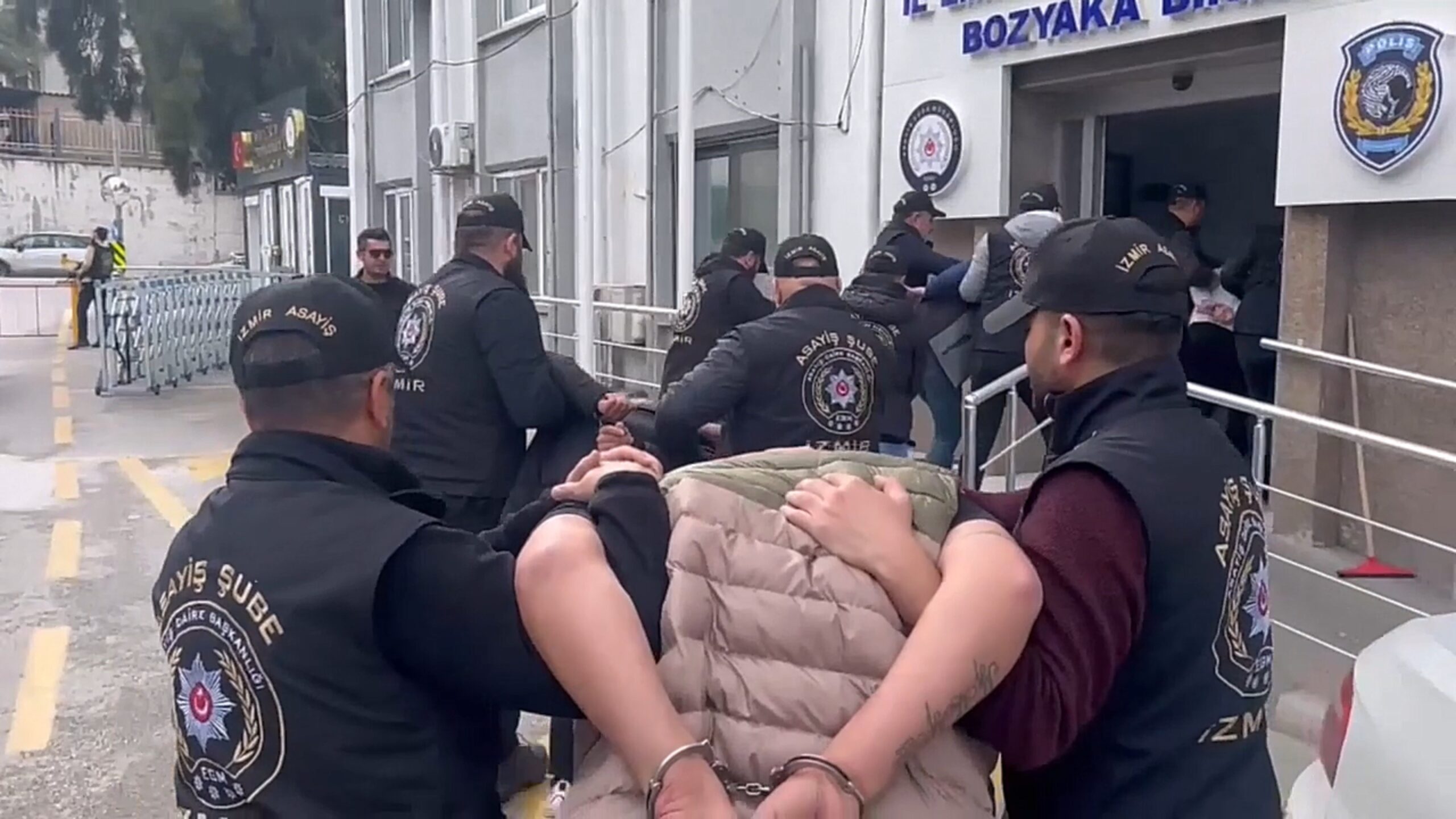 İzmir Çiğli ilçesinde sabah işe gitmek üzereyken silahlı saldırıya uğrayarak