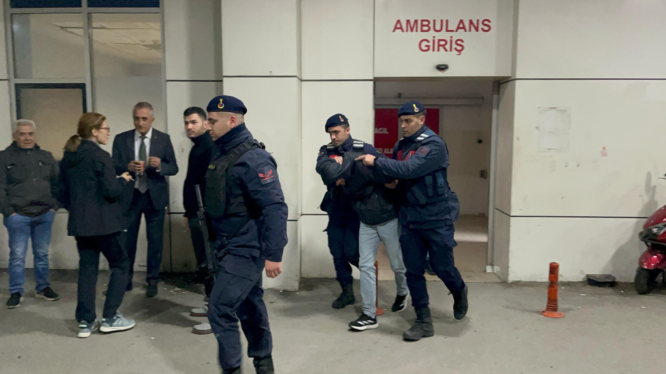 Tekirdağ Çerkezköy'de cami önünde iki grup arasında çıkan silahlı kavgada,