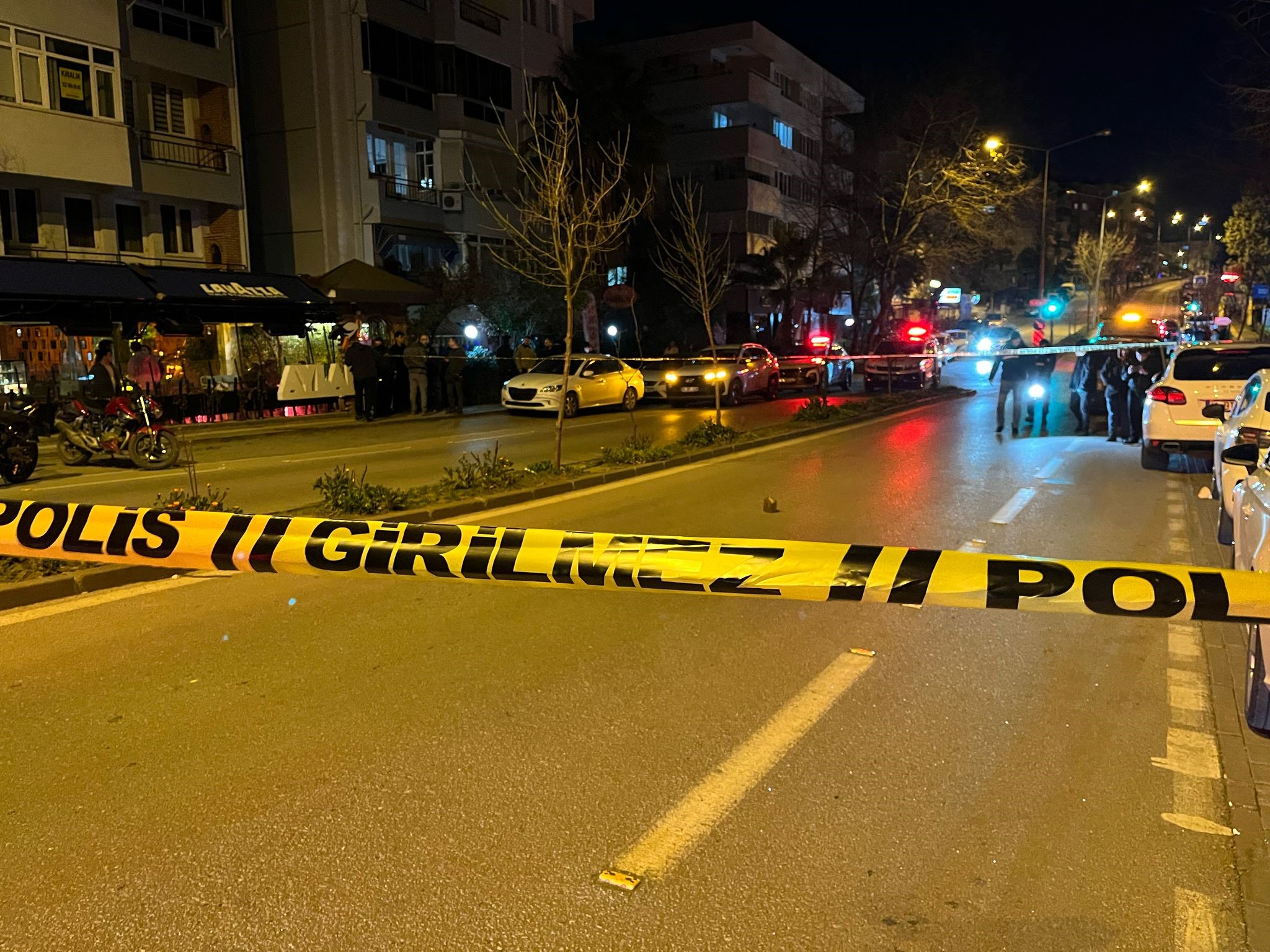 Beşiktaş Etiler’de haraç alma amacıyla lüks araçların satıldığı bir oto