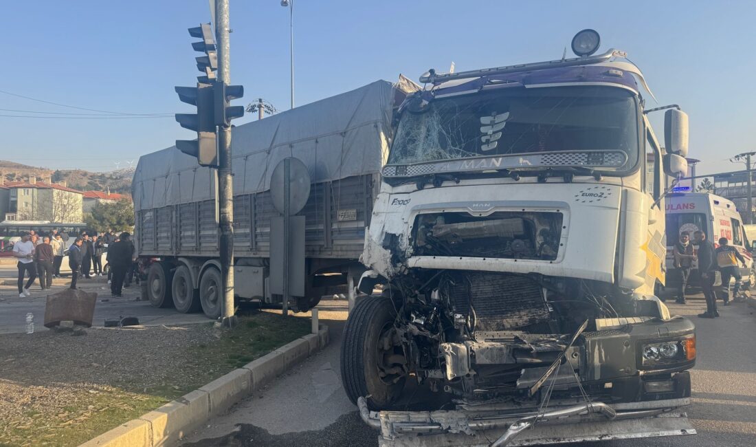Afyonkarahisar’ın Dinar ilçesinde tır ile midibüsün çarpıştığı trafik kazasında 4’ü