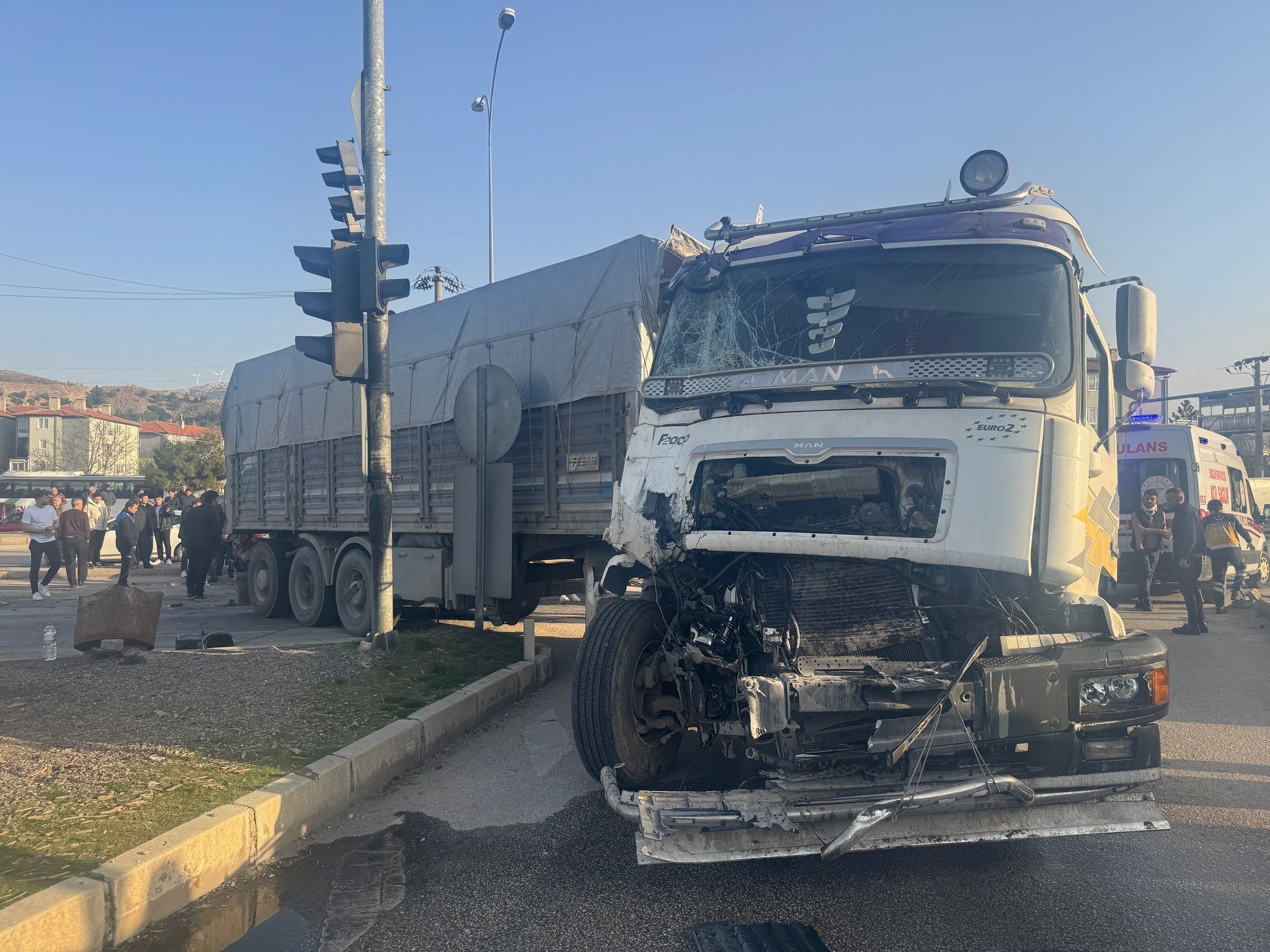 Afyonkarahisar’ın Dinar ilçesinde tır ile midibüsün çarpıştığı trafik kazasında 4’ü