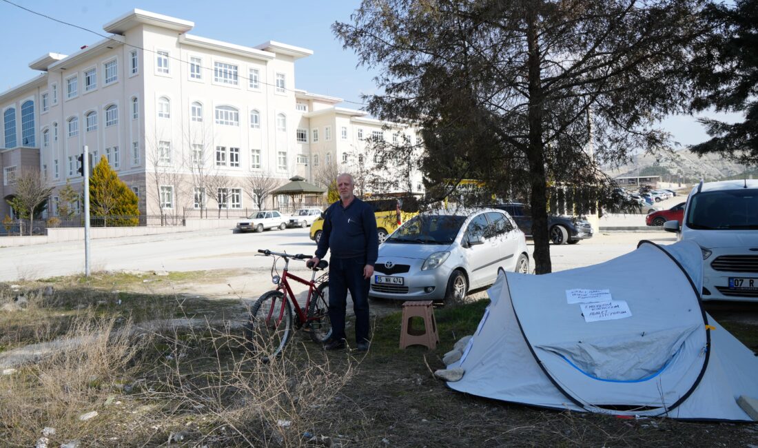 Burdur’da, yüksek kira artışını protesto etmek amacıyla bir kişi çadır