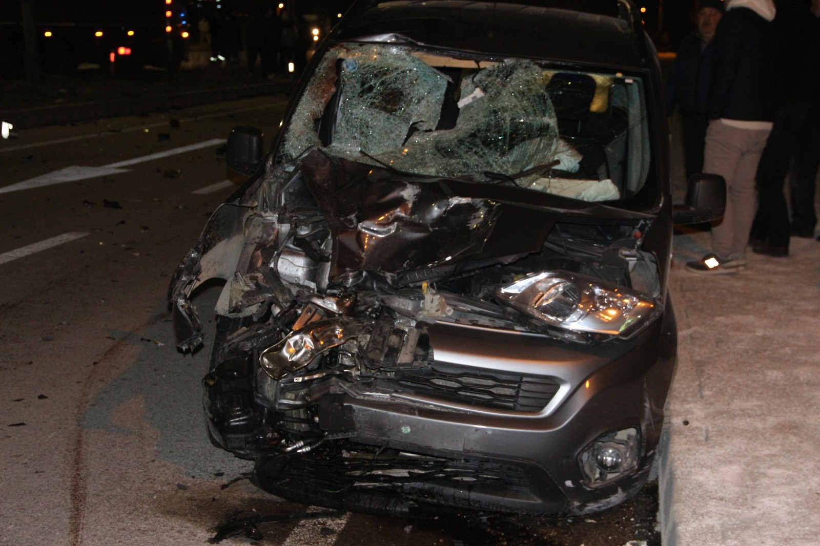 Afyonkarahisar'da hafif ticari araçla çarpışan ve parçalanan motosikletteki 2 kişi