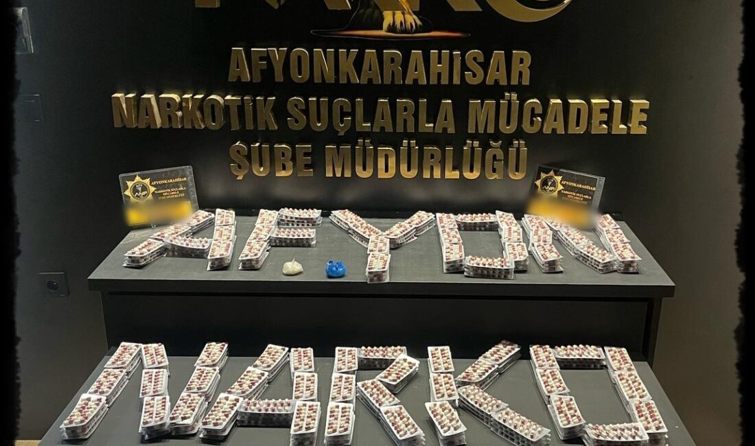 Bu uyuşturucuların hepsi Afyon’da bir köy evinden çıktı! Afyonkarahisar’da polis tarafından bir eve yapılan baskında 8 bin 442