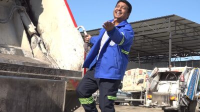  Mersin'de görevini yaparken söylediği Ferdi Tayfur şarkılarıyla ilgi gören Mehmet