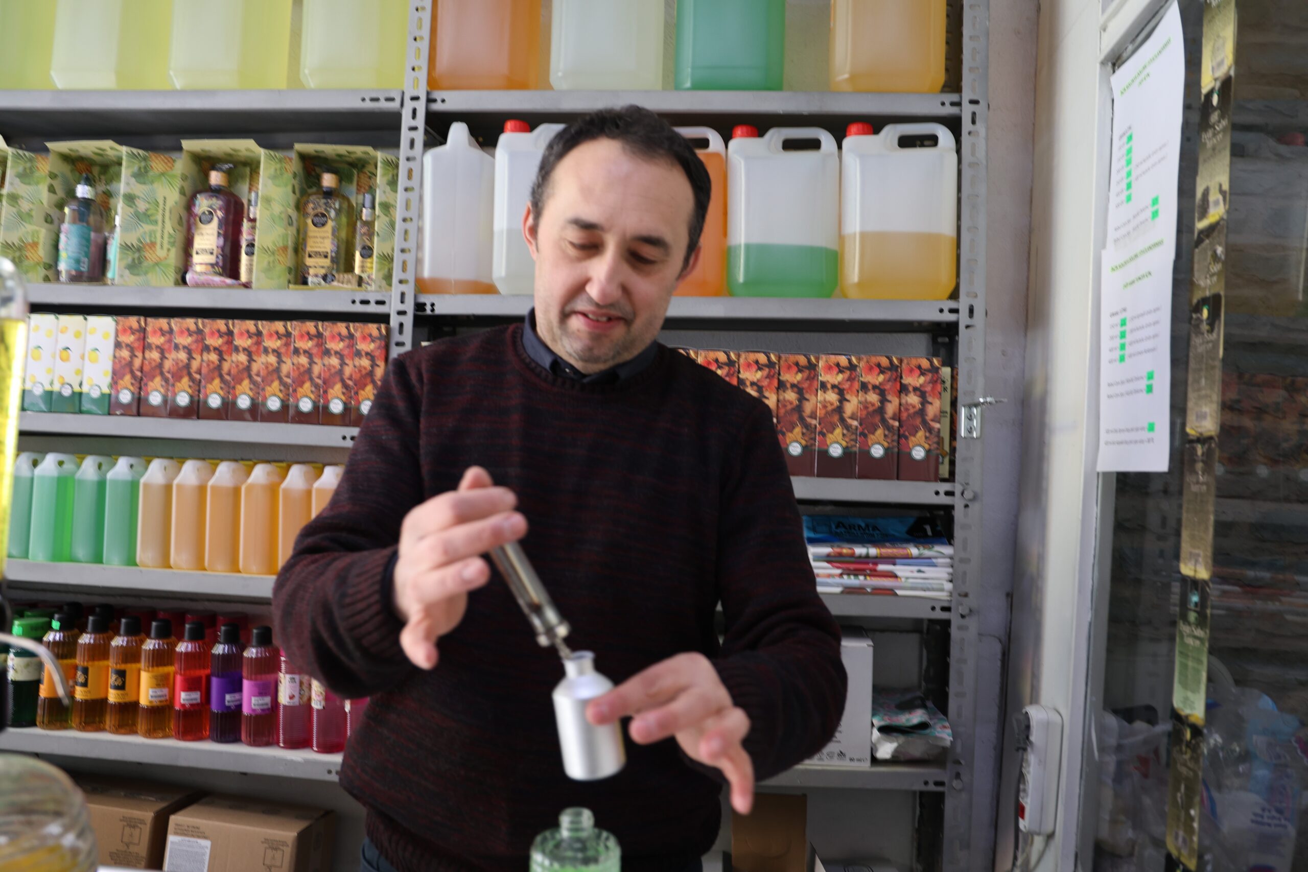  Nevşehir’de babasından kalan yarım asırlık dükkanda kolonyacılık mesleği sürdüren Murat