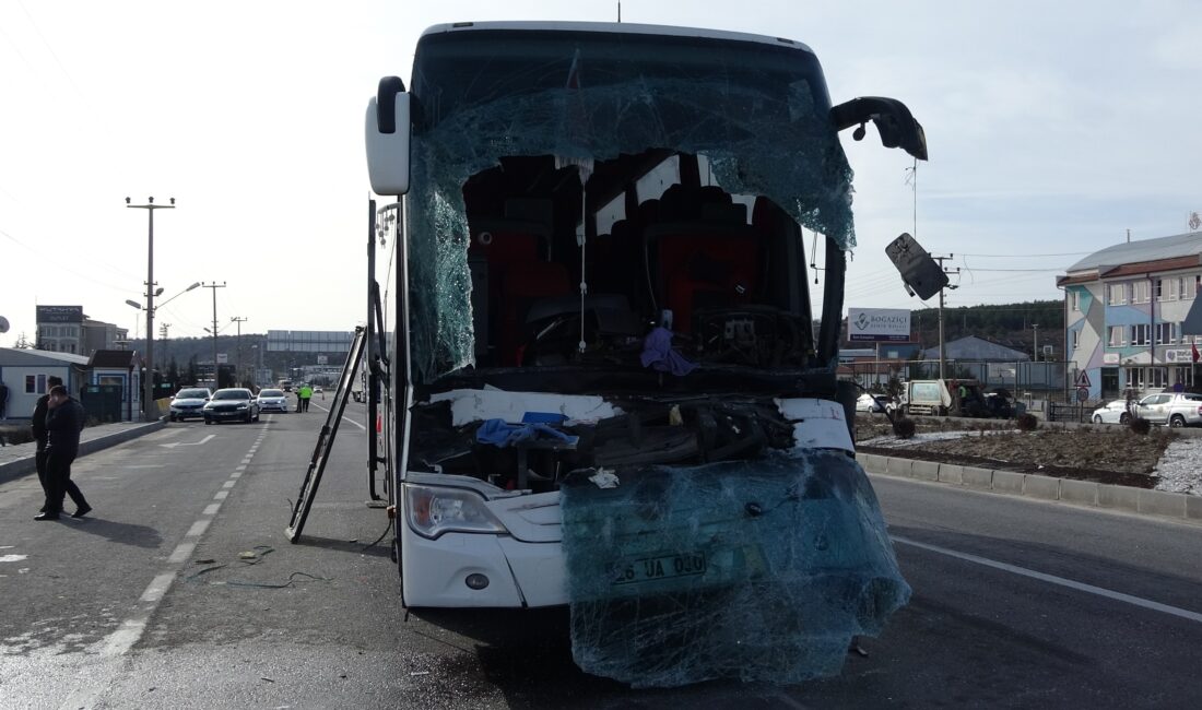 Kütahya’da yolcu otobüsü ile tırın çarpışması sonucu meydana gelen trafik