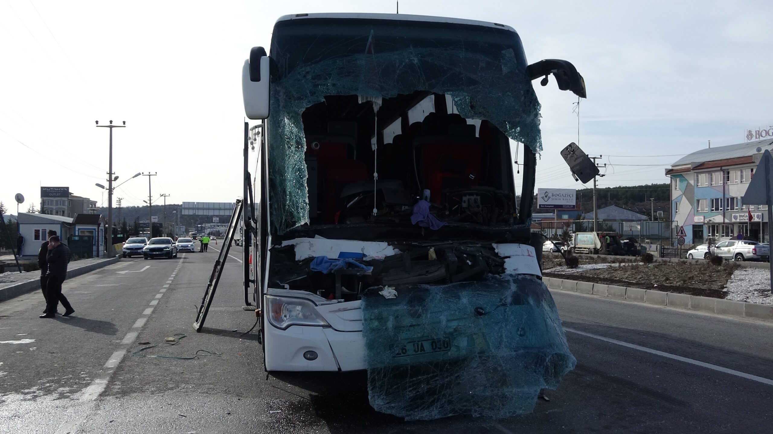 Kütahya’da yolcu otobüsü ile tırın çarpışması sonucu meydana gelen trafik