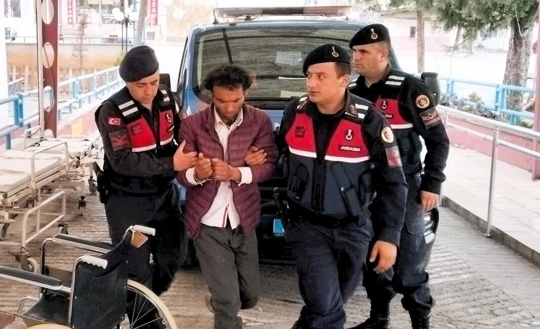 Denizli’de kendisine yemek ve ilacını getiren babasını, kapıdan içeriye girerken
