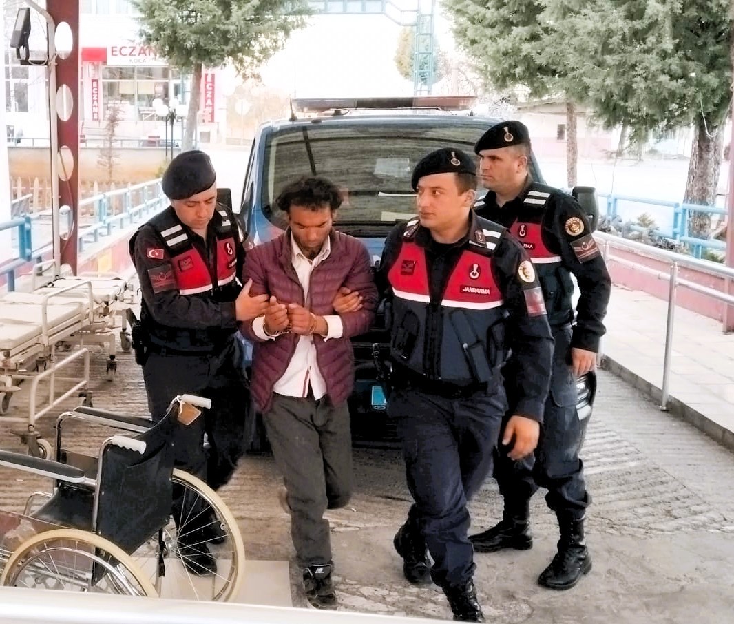 Denizli’de kendisine yemek ve ilacını getiren babasını, kapıdan içeriye girerken