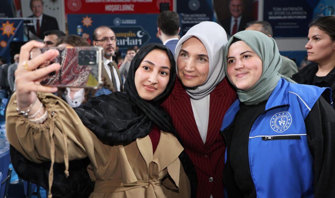 Afyonkarahisar Valisi Doç. Dr. Kübra Güran Yiğitbaşı, üniversite öğrencileriyle iftar