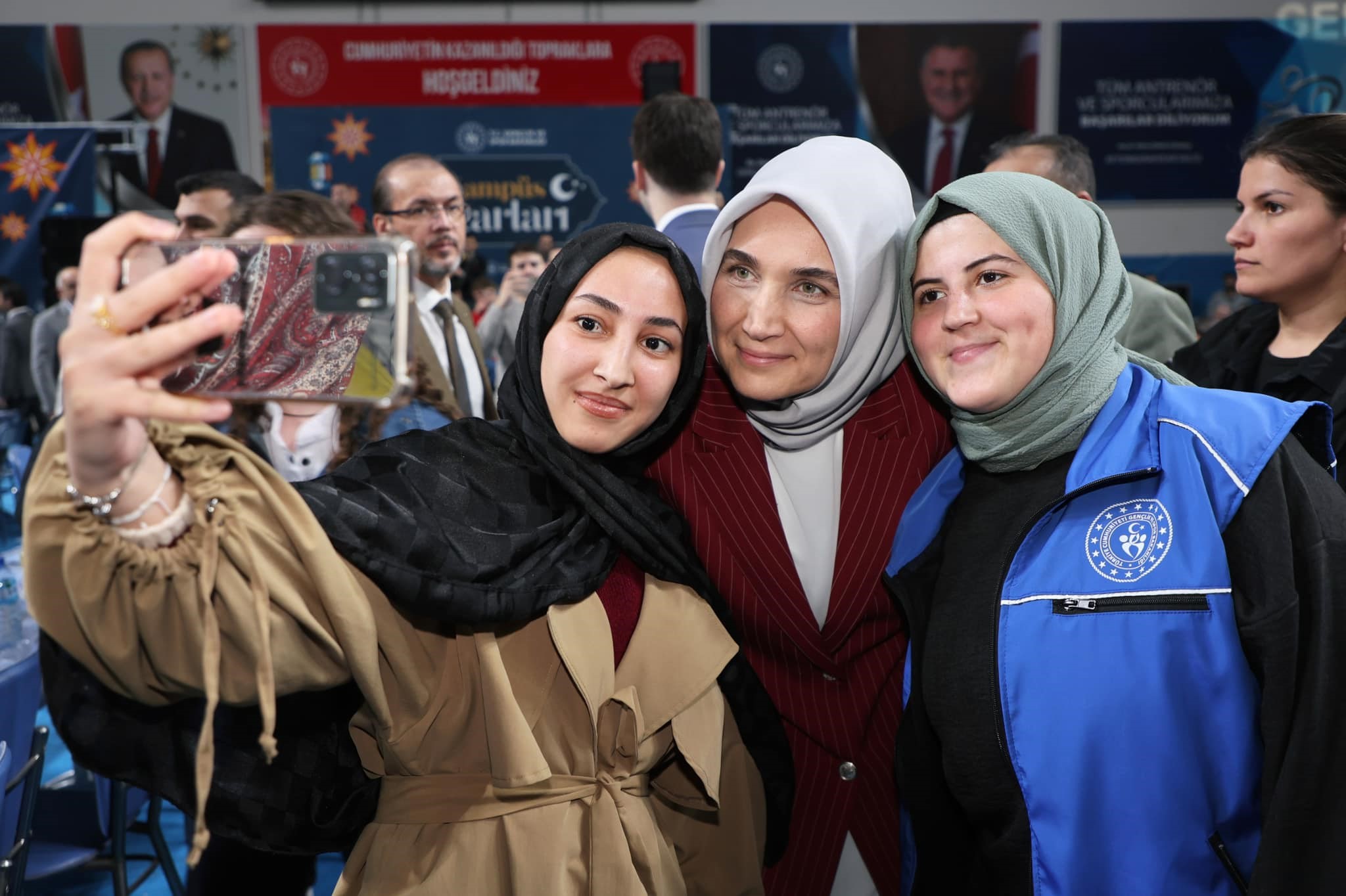 Afyonkarahisar Valisi Doç. Dr. Kübra Güran Yiğitbaşı, üniversite öğrencileriyle iftar
