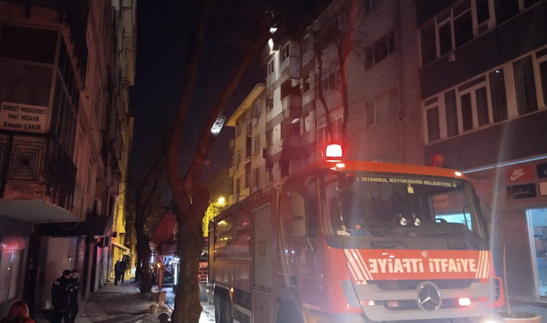 Kartal'da 6 katlı boş bir binanın çatısında meydana gelen yangın