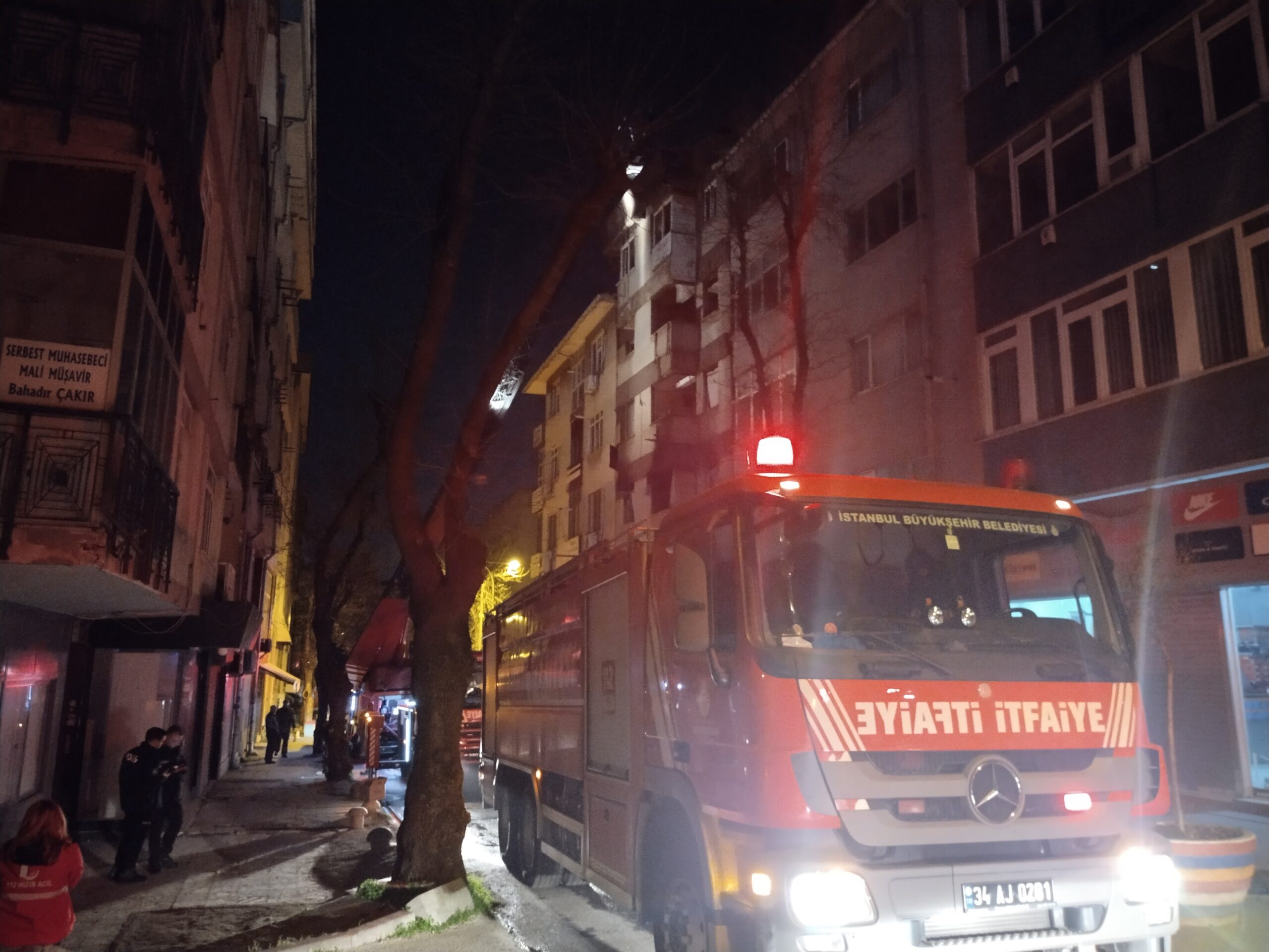 Kartal'da 6 katlı boş bir binanın çatısında meydana gelen yangın