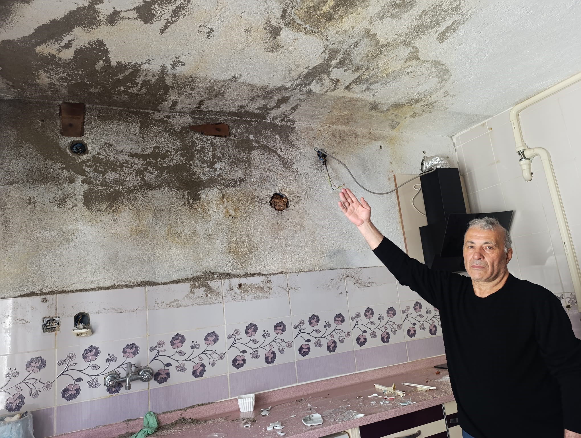 Afyonkarahisar’da evlerinin üst katında oturan kardeşinin ailesi iddiaya göre, inatlaştıkları