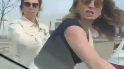 Bursa'da iki kadın sürücünün birbirleriyle tartışma anı kameraya yansıdı. Olay