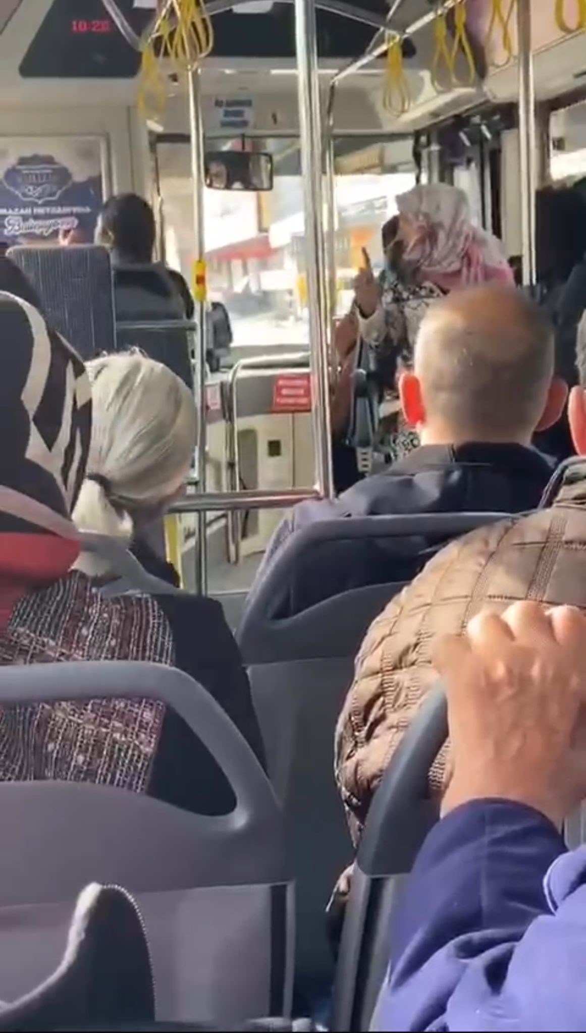 Bursa'da yaşlı bir adam otobüste seyahat ederken tanımadığı kadına evlilik
