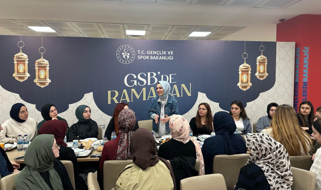 Bakan Göktaş, başkentte KYK yurdundaki kız öğrencilerle sahur yaptı Aile ve Sosyal Hizmetler Bakanı Mahinur Özdemir Göktaş, Yüksek Öğrenim