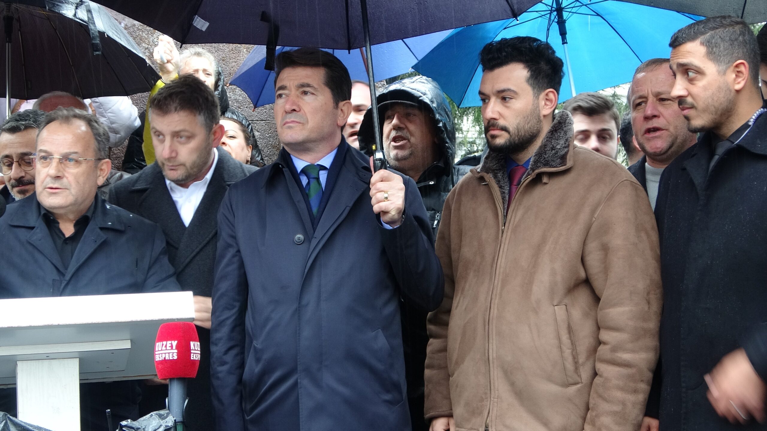 Cumhuriyet Halk Partisi (CHP) Trabzon İl Başkanlığı üyeleri, diploması iptal