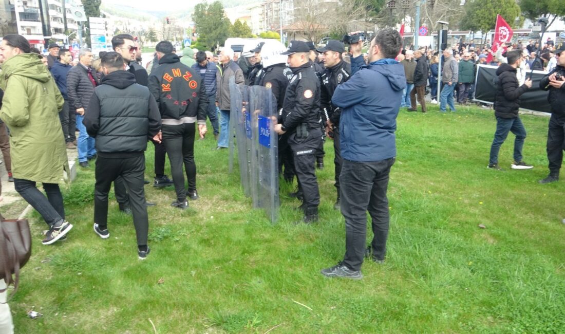  Muğla'da, İstanbul Büyükşehir Belediye Başkanı Ekrem İmamoğlu'nun gözaltına alınmasını protesto etmek isteyen