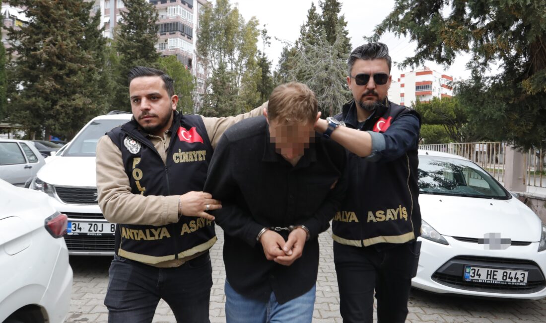 Antalya'da 65 yaşındaki babasını bıçak darbeleriyle öldürdüğü gerekçesiyle gözaltına alındıktan