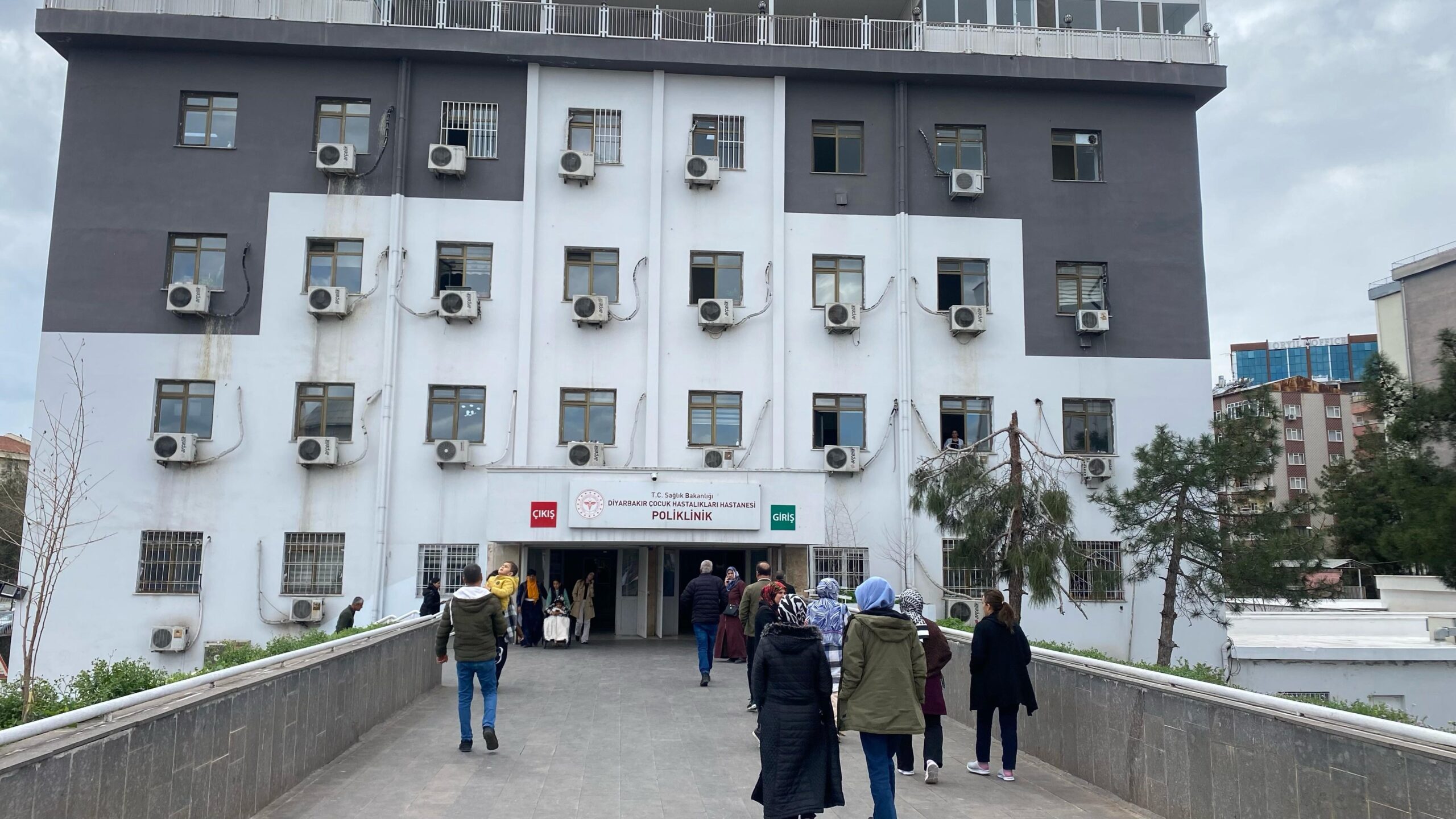 Diyarbakır'da 10 yaşındaki çocuk, diş çekiminin ardından hayatını kaybetti. İl