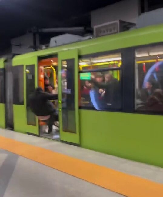 Bursa'da toplu taşıma aracına binen genç yolcu, yaşlı kişiyle tartışınca