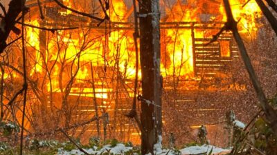 Artvin'in Taşlıca köyünde iftar saatinde çıkan yangında 2 evi kullanılamaz