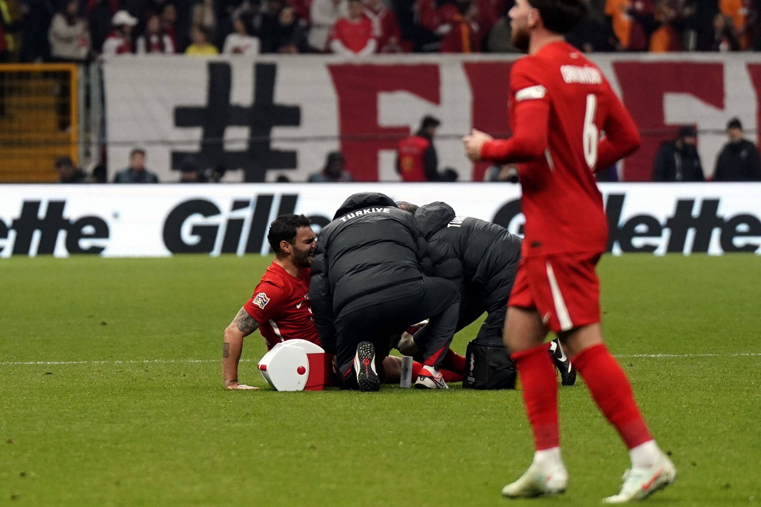 Milli futbolcu Kaan Ayhan, Macaristan maçında sakatlandı ve yerine 27.