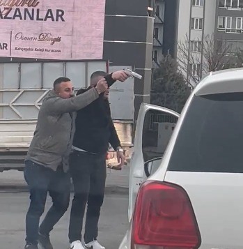 Kahramanmaraş’ta trafikte çıkan tartışmada bir sürücü kavga ettiği adamı silahla
