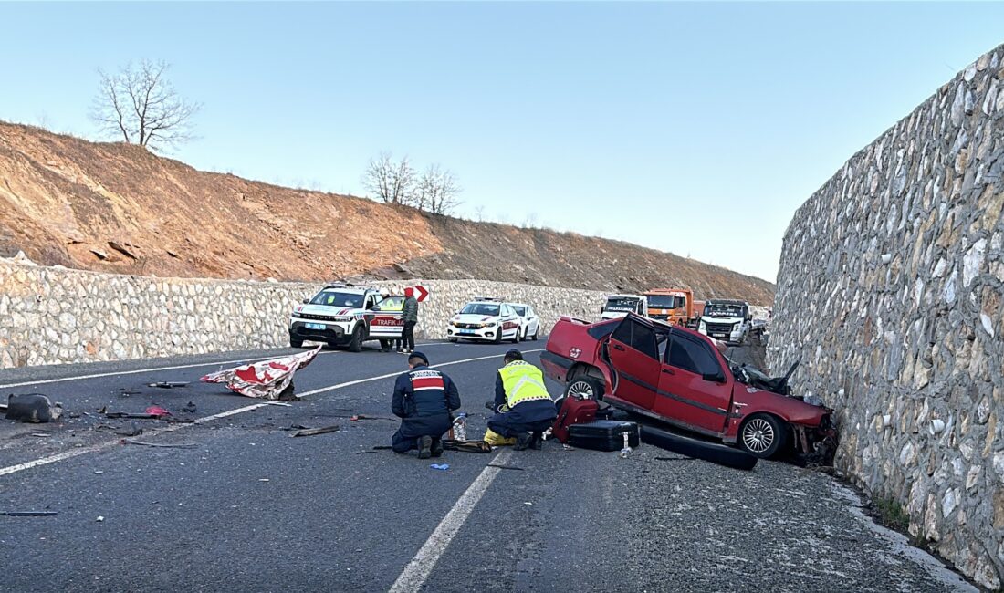 Uşak’ın Eşme ilçesinde meydana gelen korkunç trafik kazasında 2 kişi