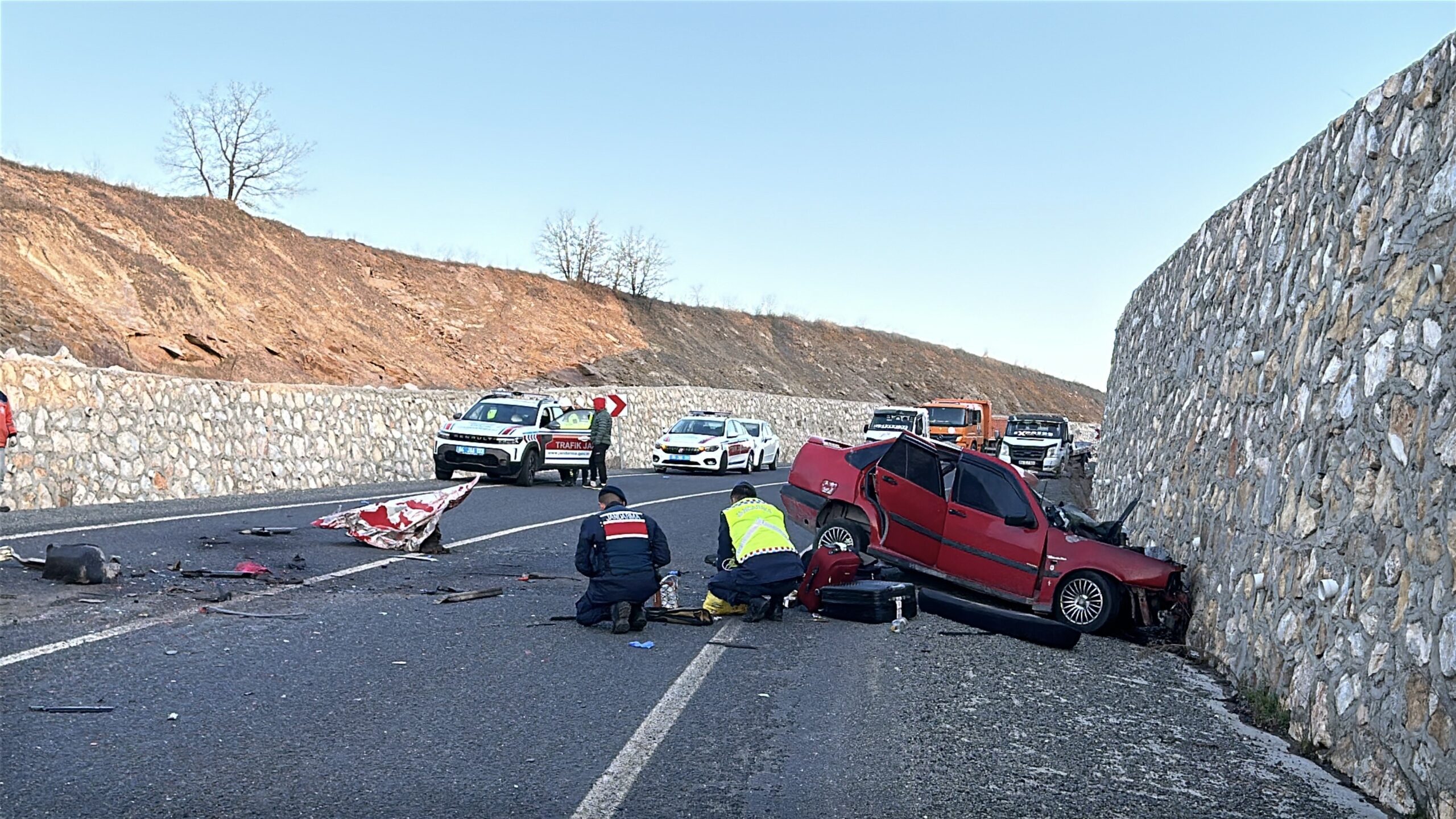 Uşak’ın Eşme ilçesinde meydana gelen korkunç trafik kazasında 2 kişi