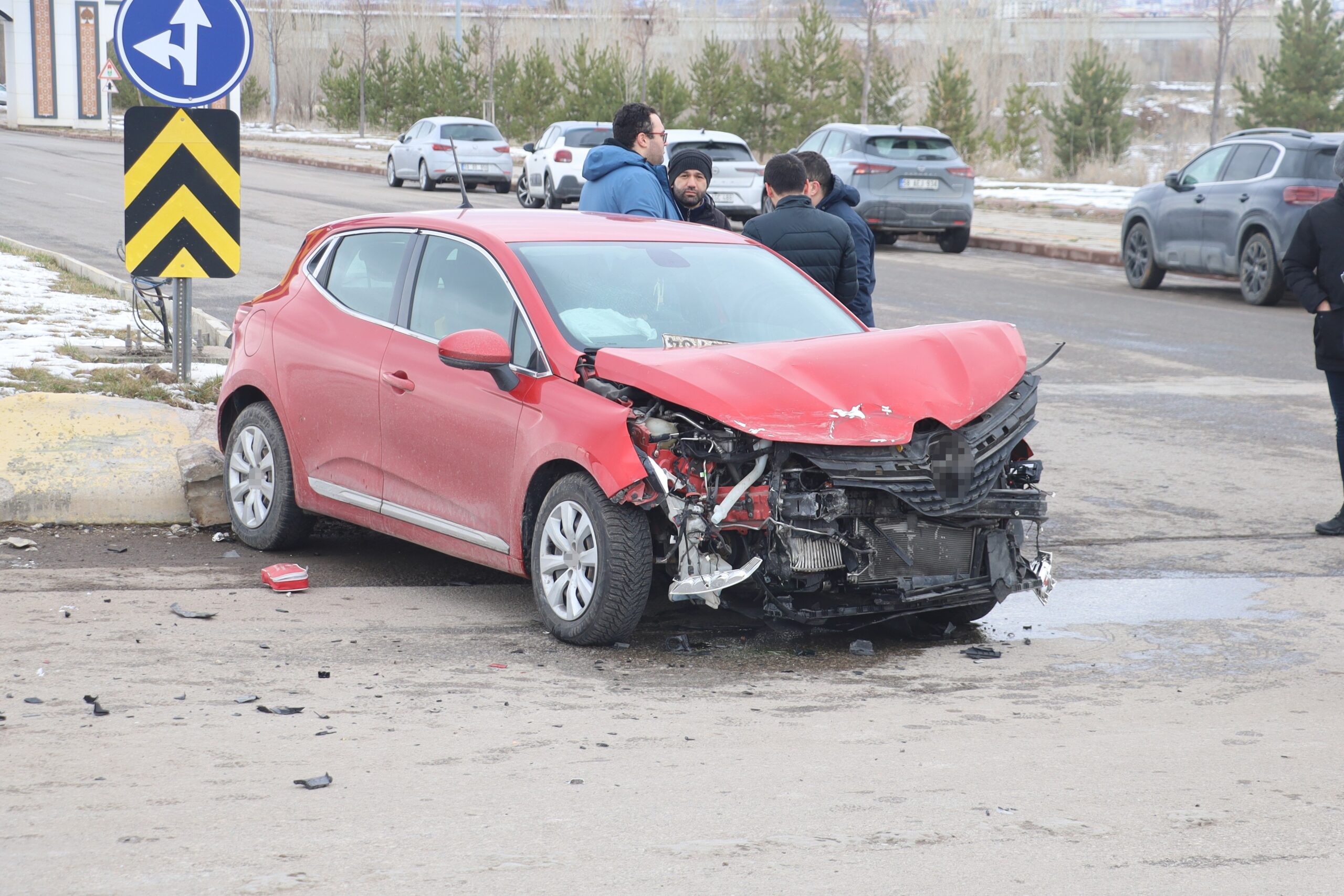  Sivas’ta yolda yürürken kaza yapan araçların ortasında kalarak ağır yaralanan