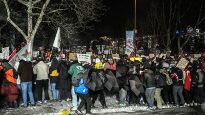  Saraçhane'den Taksim'e yürümek isteyen grup polis ekiplerine su şişesi ve