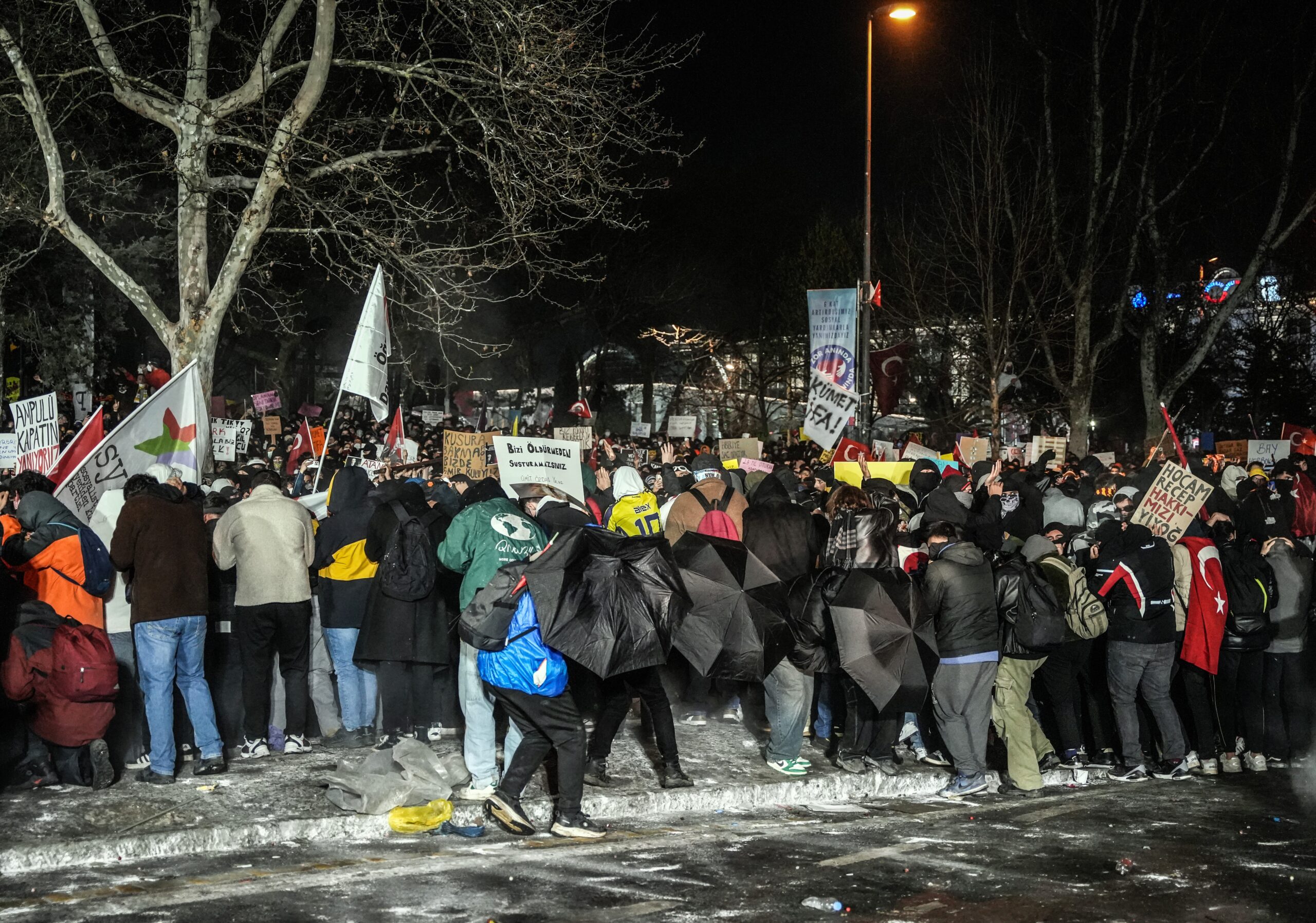 Saraçhane'den Taksim'e yürümek isteyen grup polis ekiplerine su şişesi ve