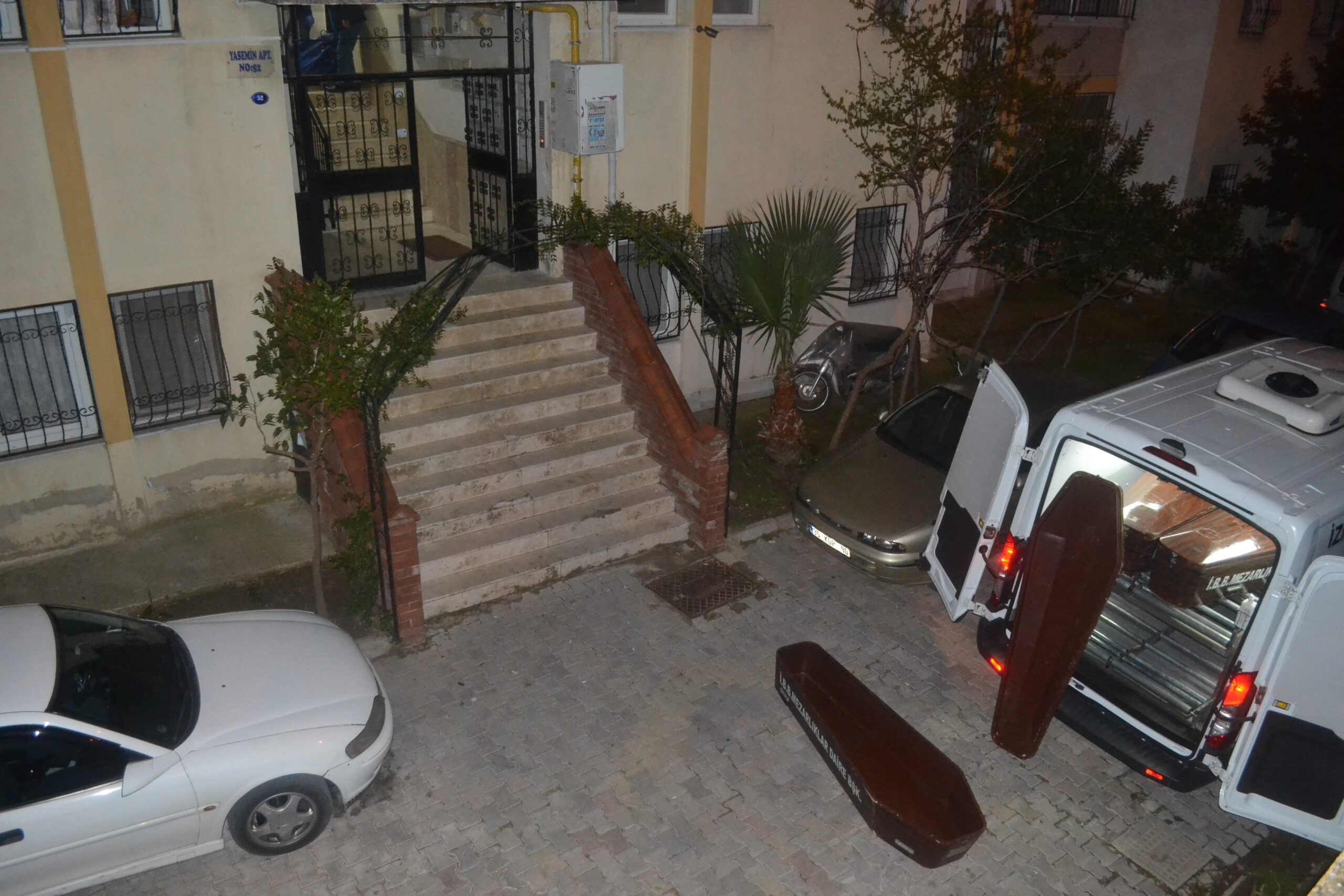2017 yılında İzmir'in Çiğli ilçesinde bir apartmanın 8'inci katında cesedi