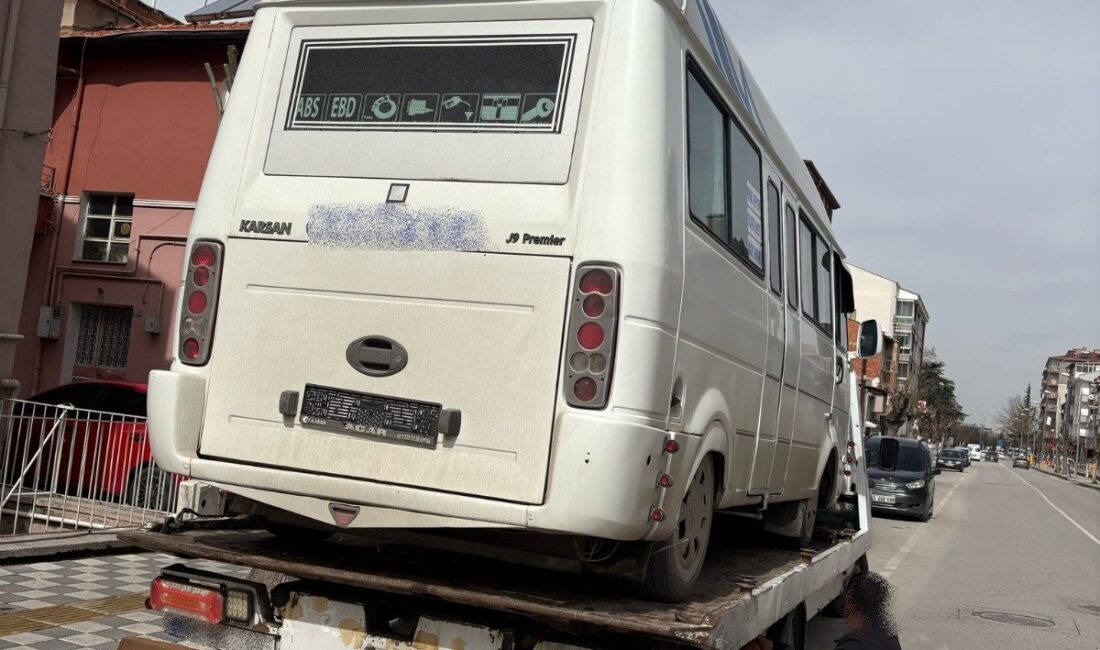 Afyonkarahisar’da, ikiz plaka ile yolcu taşımacılığı yapan bir dolmuş, polisin