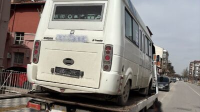 Afyonkarahisar’da, ikiz plaka ile yolcu taşımacılığı yapan bir dolmuş, polisin
