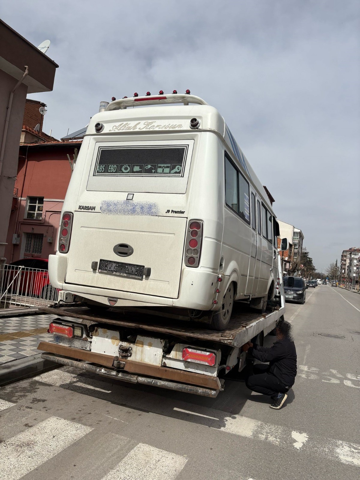 Afyonkarahisar’da, ikiz plaka ile yolcu taşımacılığı yapan bir dolmuş, polisin