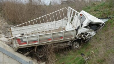 Çanakkale’nin Ezine ilçesinde, çalıntı bir kamyonetle şarampole uçan ehliyetsiz sürücü