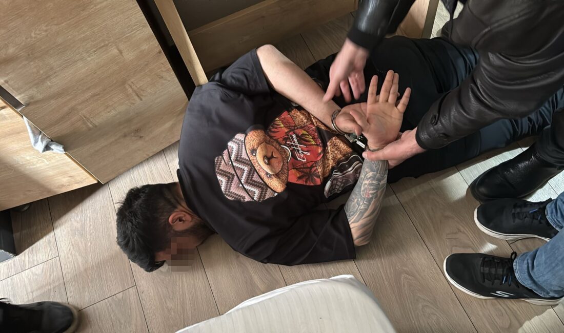 İzmir'de müşteri kılığında bindiği takside sürücünün boynuna sarılıp gasbeden saldırgan,