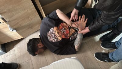 İzmir'de müşteri kılığında bindiği takside sürücünün boynuna sarılıp gasbeden saldırgan,