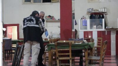 Adana'da bir kişi kahvehanede okey oynayan 2 arkadaşı tabanca ile